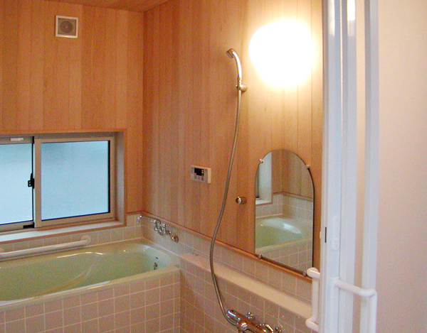 光と緑のコートハウス　浴室写真