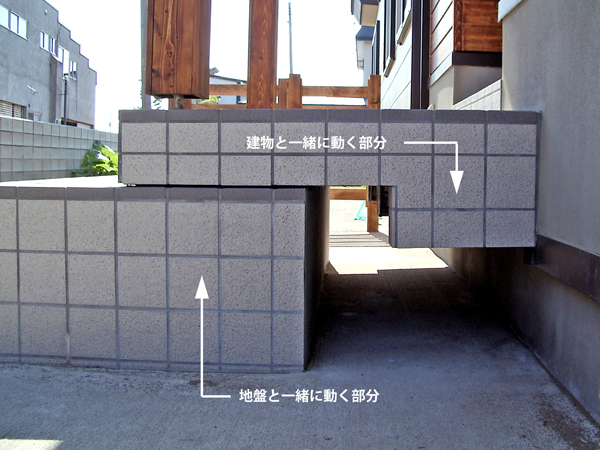 木造免震住宅 免震装置取付け写真2