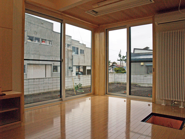 木造免震住宅　雨戸を開けている写真