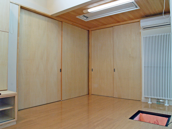 木造免震住宅 雨戸を閉めている写真