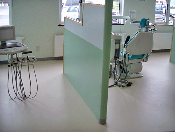 Ｓ.Ｄｅｎｔａｌ．Ｃｌｉｎｉｃ　間仕切壁写真